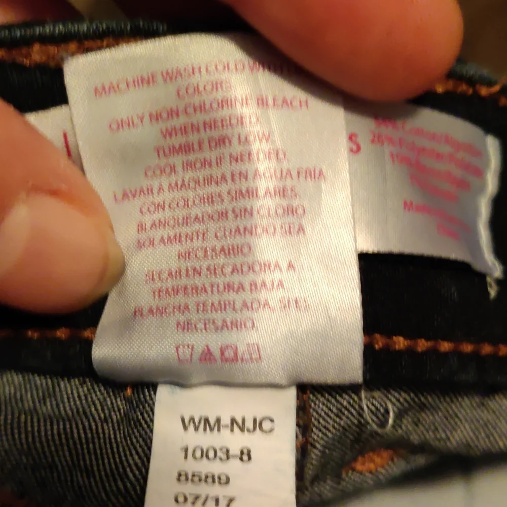 ***No Boundaries Destructed Cut Off Jeans - Picture 5 of 5